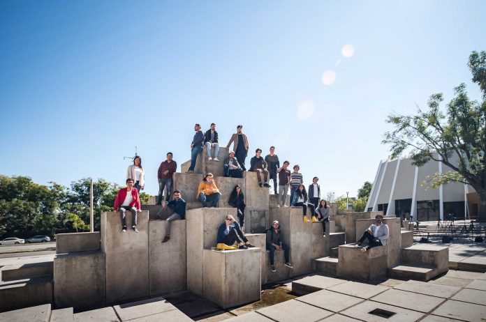 Universitarios en taller de fotografía arquitectónica realizado por CentroMx, en la Plaza Fuente de Fernando González Gortázar