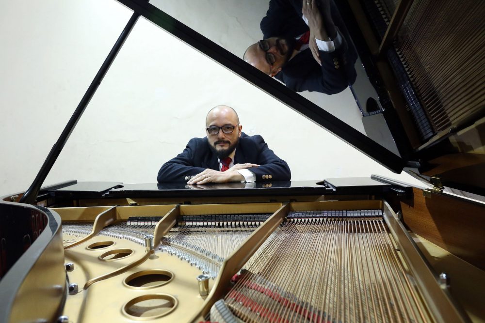 Joel Juan Qui, pianista académico del CUAAD. Fotografía: Adriana González