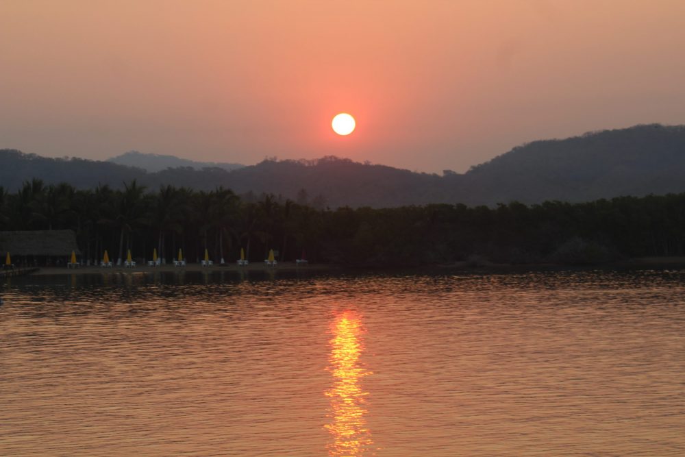 Amanecer en la laguna de Barra de Navidad. Fotografía: Iván Serrano Jauregui