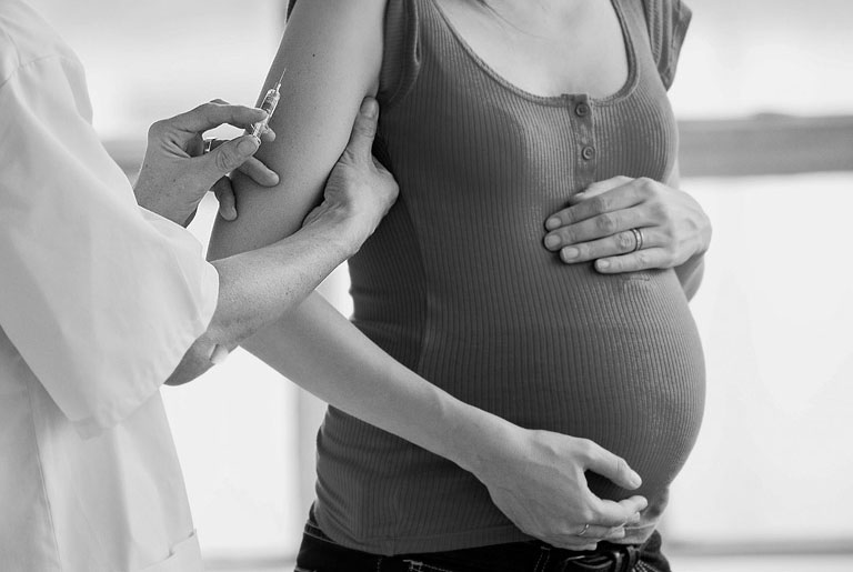 Bebés de mujeres embarazadas y con Covid pueden presentar