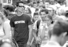 Solo entre la multitud