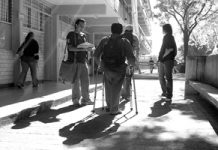 Estudiantes en la orilla