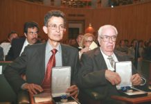 Dan galardón a egresados honorables