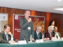 Investigar y enseñar con un pie en el cuello