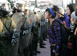 DISTURBIOS EN ATENAS EN EL ANIVERSARIO DE LA MUERTE DE UN ADOLESCENTE
