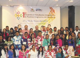 Jóvenes indígenas frente a la universidad