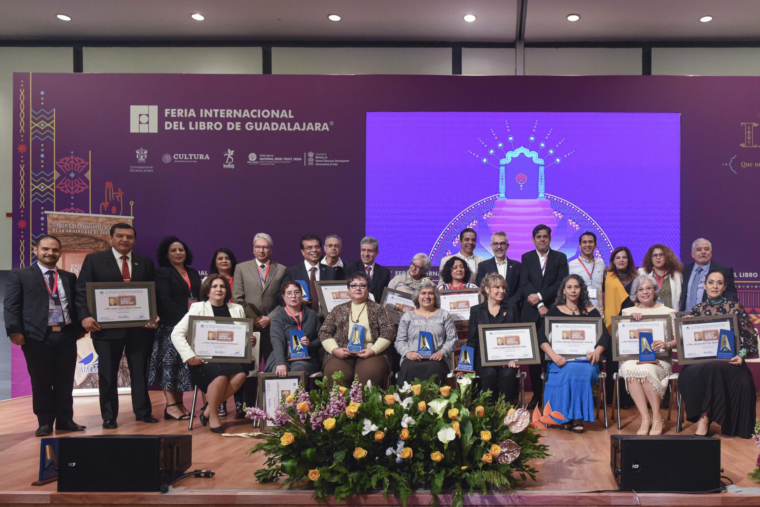 Universitarios reciben presea al Mérito Académico - Gaceta UDG