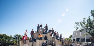 Universitarios en taller de fotografía arquitectónica realizado por CentroMx, en la Plaza Fuente de Fernando González Gortázar