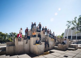 Universitarios en taller de fotografía arquitectónica realizado por CentroMx, en la Plaza Fuente de Fernando González Gortázar