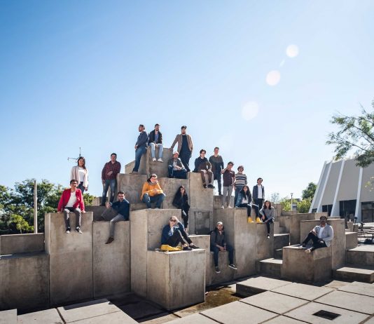Universitarios en taller de fotografía arquitectónica realizado por CentroMx, en la Plaza Fuente de Fernando González Gortázar