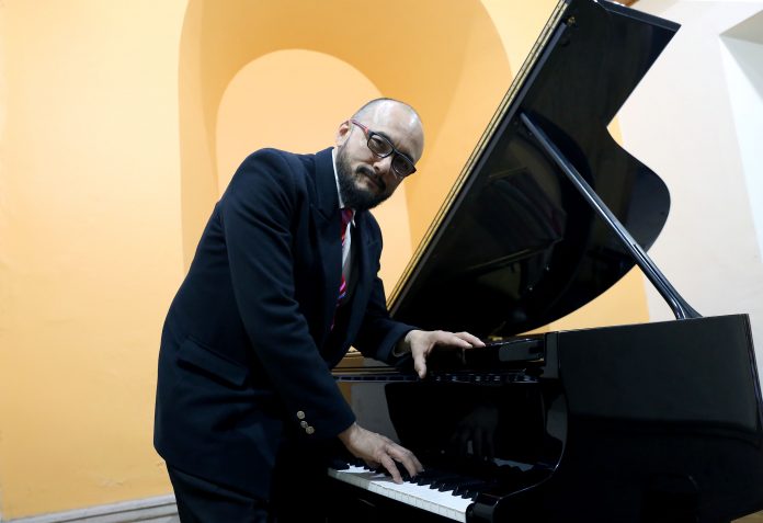 Joel Juan Qui, pianista académico del CUAAD. Fotografía: Adriana González