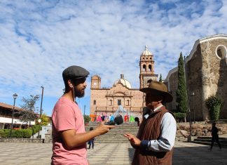 Iván Serrano, grabando leyendas de voz del cronista de Tapalpa