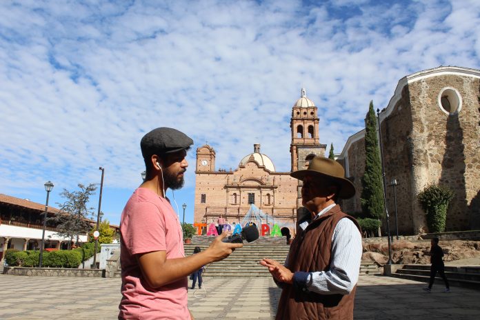 Iván Serrano, grabando leyendas de voz del cronista de Tapalpa