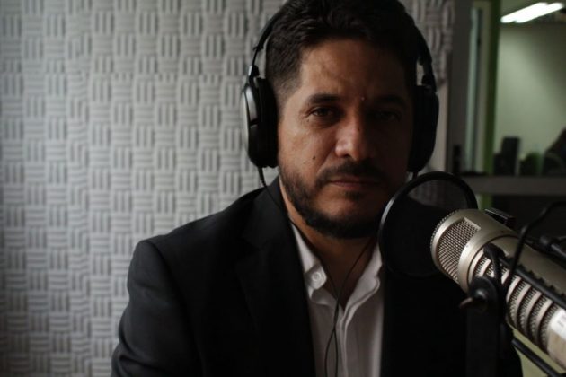 Héctor Claudio Farina, académico del CUCiénega y conductor del programa "Franca controversia"