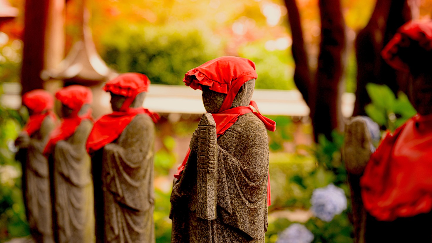 En Japón se realiza la ceremonia del mizuko, con estatuas de barro que representan a Jizo. Foto: wsimag.com