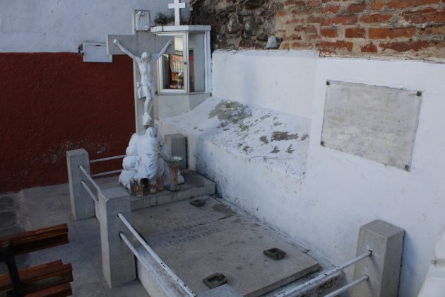 Tumba del sacerdote Antonio Curiel, afuera de la parroquia de Jamay. Fotografía: Iván Serrano Jauregui