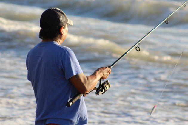 Pescador en la Playa de los Muertos. Fotografía: Iván Serrano Jauregui