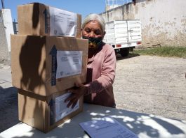 Reparten despensas y paquetes de limpieza a familias indígenas