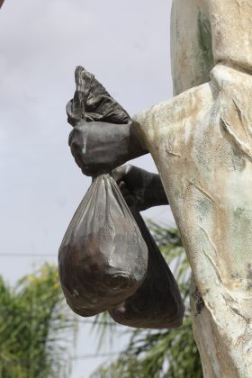 "La talegas que tú pides, aquí te las traigo colgando...". Escultura del Ánima de Sayula. Fotografía: Iván Serrano Jauregui