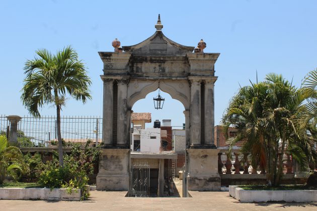 Entrada al atrio del templo de Tomatlán. Fotografía: Iván Serrano Jauregui