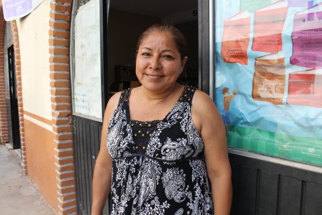 Laura Ochoa Ortiz, bibliotecaria en Tomatlán. Fotografía: Iván Serrano Jauregui