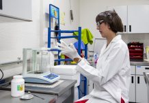 La doctora Lourdes Mónica Bravo Anaya recibió sus doctorados en Ciencias en Ingeniería Química y en Mecánica de Fluidos, Procesos y Energía en el 2015 por parte del CUCEI de la Universidad de Guadalajara