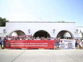 Preparatoria de Puerto Vallarta se manifiesta por la autonomía universitaria