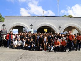 Estudiantes de Prepa 3 regalan té de tila al Gobernador para que se serene