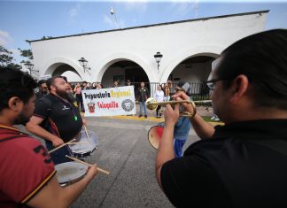 Con música Prepa de Toluquilla exige respeto al presupuesto universitario
