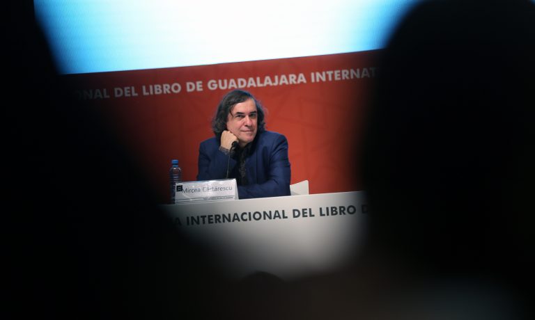 Cărtărescu dialoga y recomienda libros a los jóvenes en la FIL