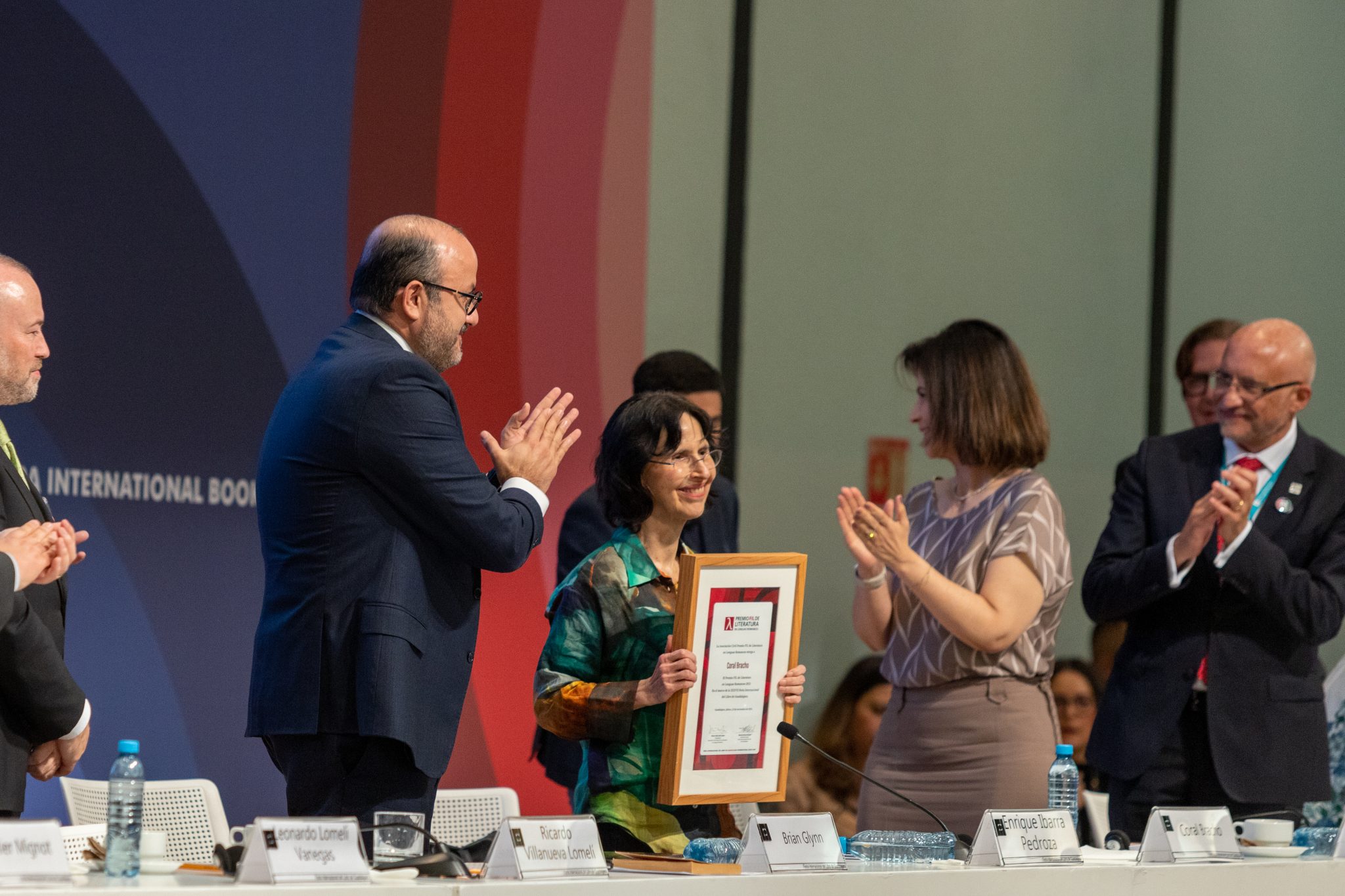 Ceremonia de inauguración de la XXXVII Feria Internacional del libro de Guadalajara y entrega del premio FIL de Literatura en Lenguas romances a la poeta mexicana Coral Bracho. En el presidium: Verónica Murguía, Héctor Raúl Solís, vicerrector de la U de G, Francisco Ramírez Salcido, alcalde interino de Guadalajara, Gautier Mignot, embajador de la Unión Europea en México, Leonardo Lomelí Vanegas, rector de la UNAM, Ricardo Villanueva, rector de la Universidad de Guadalajara, Bryan Glyn, representante de la Unión Europea, Enrique Ibarra Pedroza, representante del gobierno del estado de Jalisco, Coral Bracho, galardonada, Karine Pansa, presidenta de la Asociación Internacional de Editores, Hugo Setzer Letsche, presidente de la CANIEM, Marisol Schulz Manau, directora de la FIL y Javier Guerrero, representante del jurado del Premio FIL. Guadalajara, Jalisco. México. Viernes 24 de noviembre del  2023. ( © FIL/Natalia Fregoso)