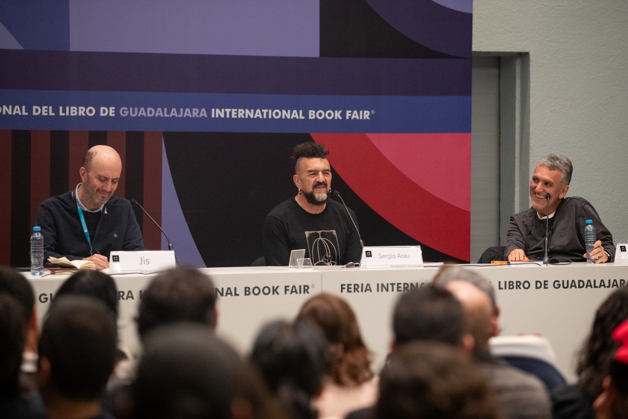 Presentación del libro “La Netafísica” de Sergio Arau. Con la participación de los moneros Jis y Trino Camacho dentro de la 37 Feria Internacional del Libro en Guadalajara. Domingo 26 de Noviembre del 2023, Guadalajara, Jalisco, México. Foto: Carlos Zepeda