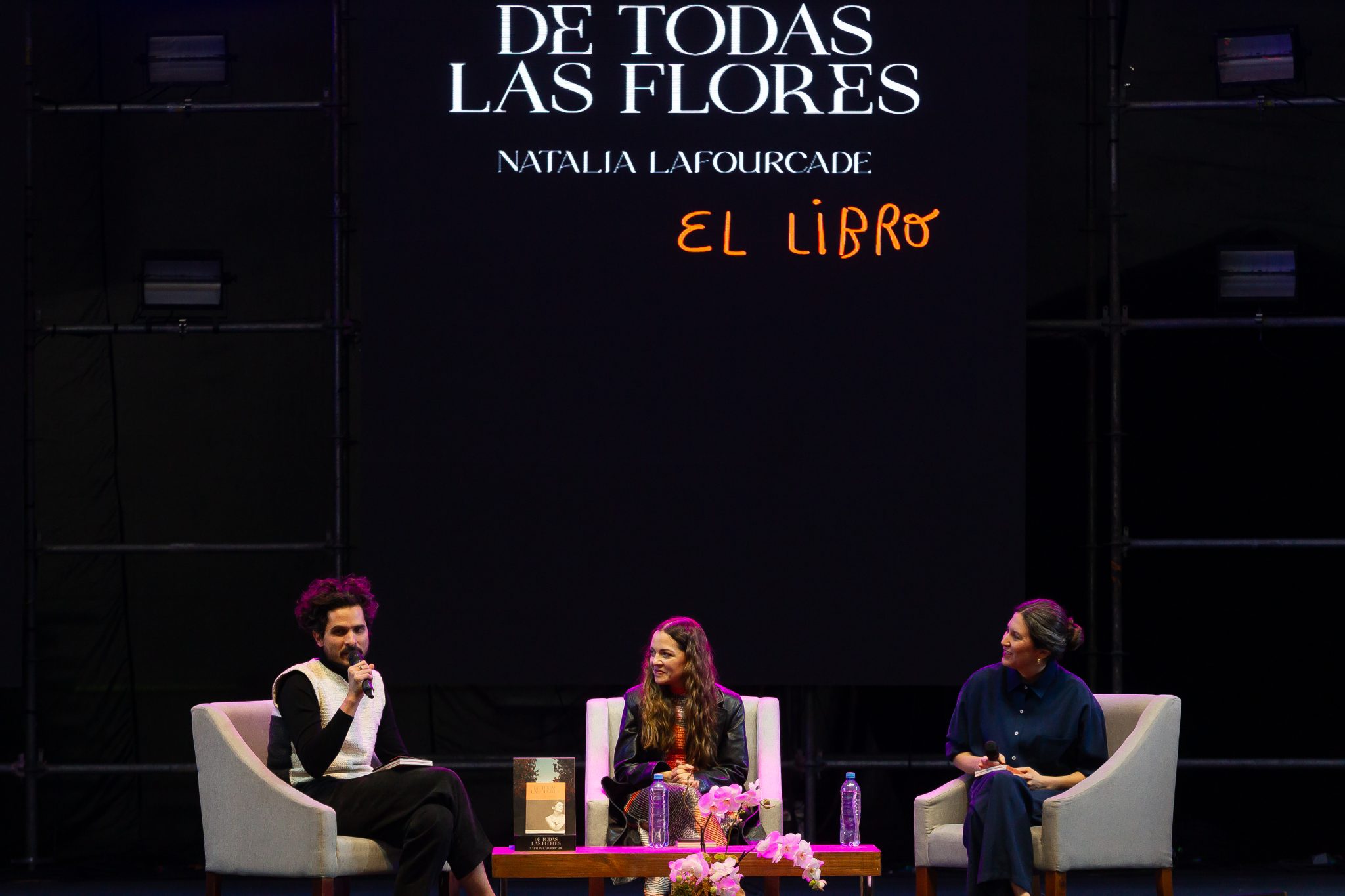 Presentación del libro De todas las flores de Natalia Lafourcade con la participación de Juan Pablo López-Fonseca y María Marín en el FORO FIL de la XXXVII Feria Internacional del Libro de Guadalajara. Guadalajara, Jalisco. México. Lunes 27 de noviembre del 2023. (© FIL/Eva Becerra)