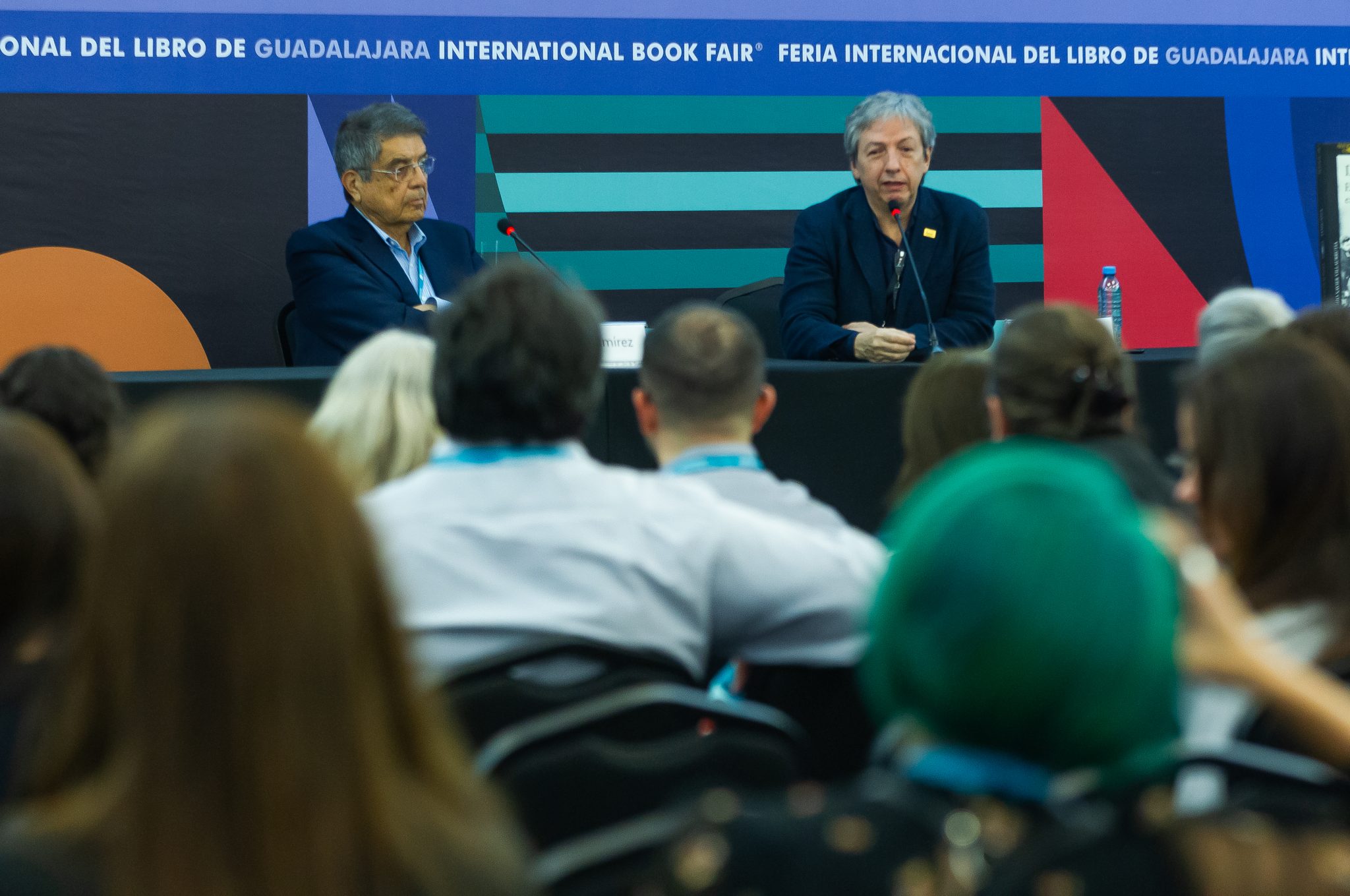 Sergio Ramírez presenta el libro de David Toscana, El peso de vivir en la Tierra en la XXXVII Feria Internacional del Libro de Guadalajara. Guadalajara, Jalisco. México. Lunes 27 de noviembre del 2023. (© FIL/Eva Becerra)