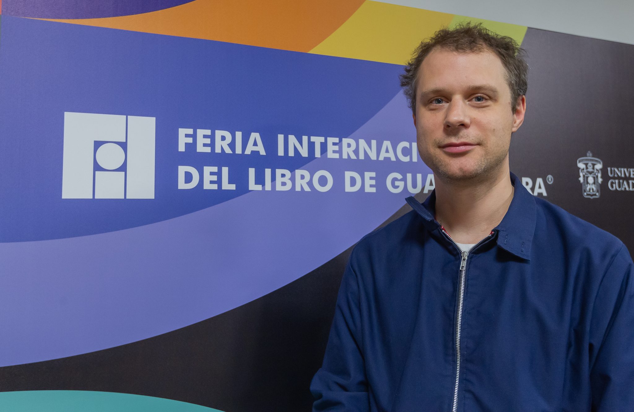 Paul Kawczak en Literatura de Quebec, presentado por Dominique Decorme en la XXXVII Feria Internacional del Libro de Guadalajara. Guadalajara, Jalisco. México. Lunes 27 de noviembre del 2023. (© FIL/Eva Becerra)