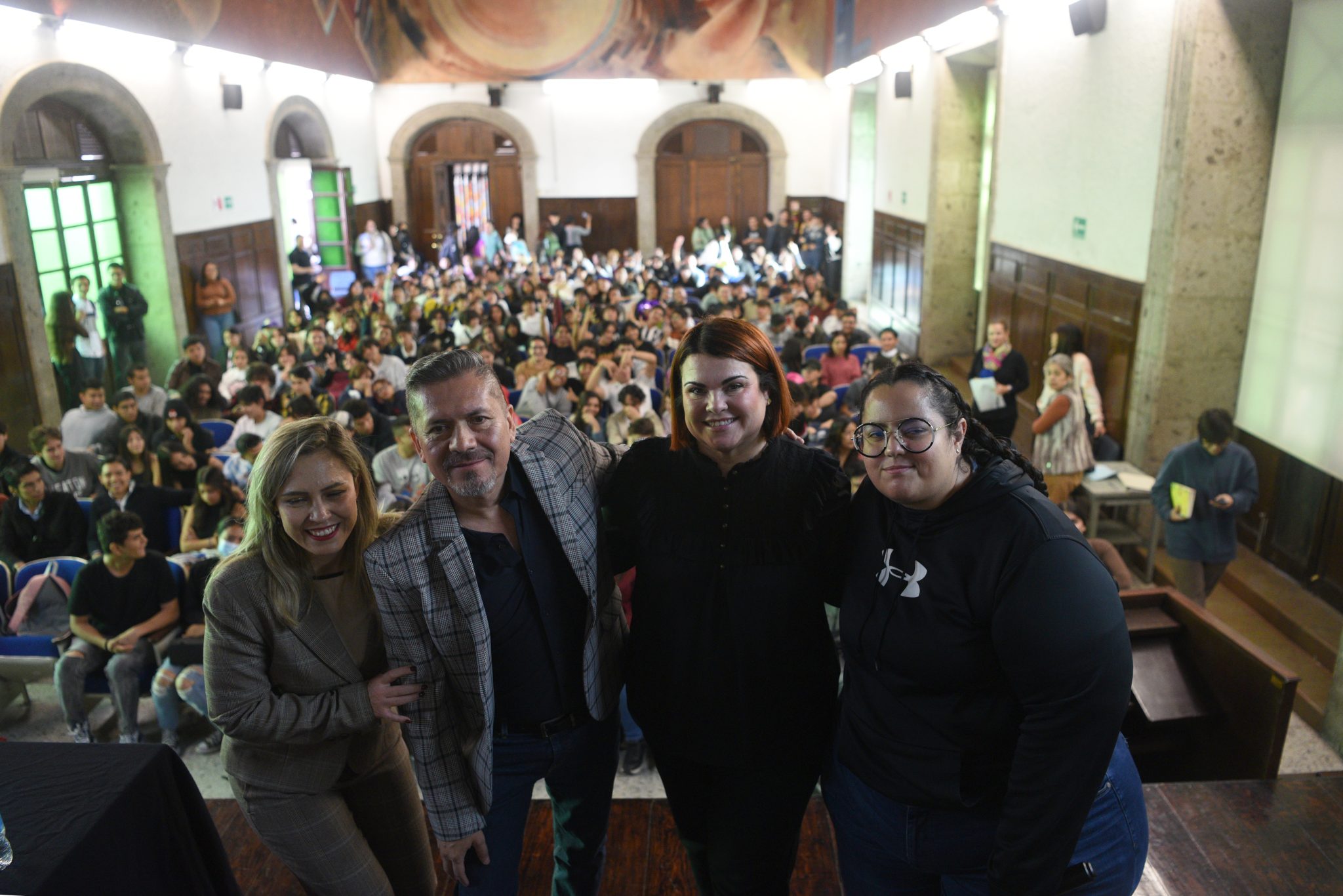 Christina Lauren, escritora norteamericana en charla con estudiantes de la Preparatoria de Jalisco en el Foro Ecos de la FIL como parte de la 37 Feria Internacional del libro de Guadalajara. Jalisco. México, 28 de noviembre del  2023. ( © FIL/Rafael del Río)