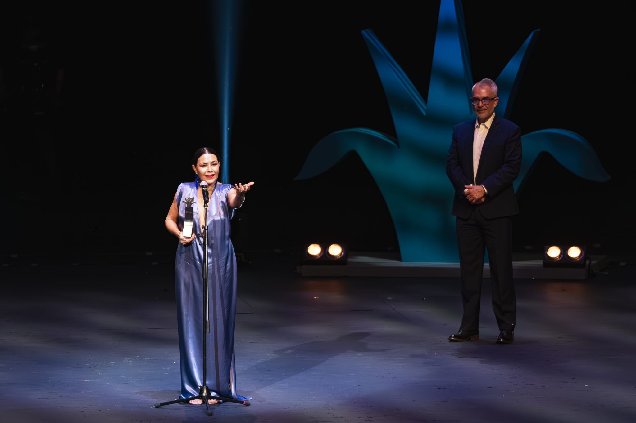 La actriz Dolores Heredia recibe el premio Mayahuel de Plata, junto a el Presidente del Patronato del Festival Internacional de Cine en Guadalajara (FICG), Guillermo Arturo Gómez Mata, en la Ceremonia de inauguración del FICG 40. Guadalajara, Jalisco, México. Viernes 6 de junio de 2025. Foto © FICG / Adrián Salazar