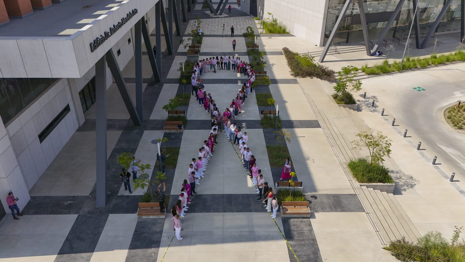 Hospital Civil concientiza sobre el cáncer de mama con moños rosa ...
