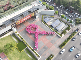 Comunidad universitaria se viste de rosa contra el cáncer de mama