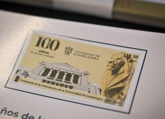 Develan estampilla postal en honor al centenario de la Refundación de la UdeG