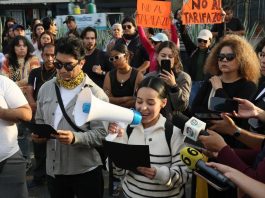 FEU se manifiesta contra el aumento del transporte público en Casa Jalisco