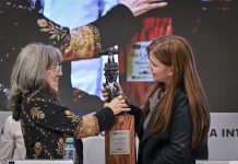Elena Ospina recibe “La Catrina” en FIL 2025