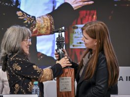 Elena Ospina recibe “La Catrina” en FIL 2025