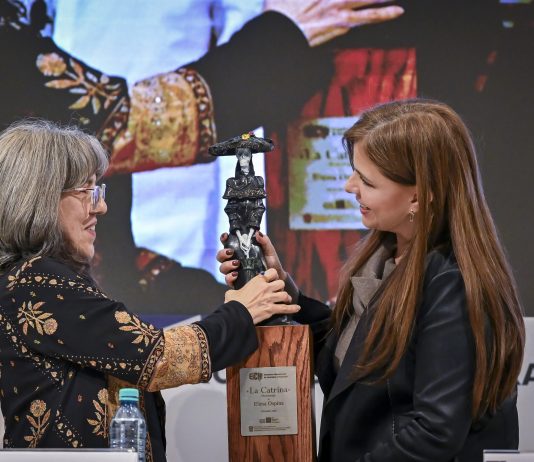 Elena Ospina recibe “La Catrina” en FIL 2025