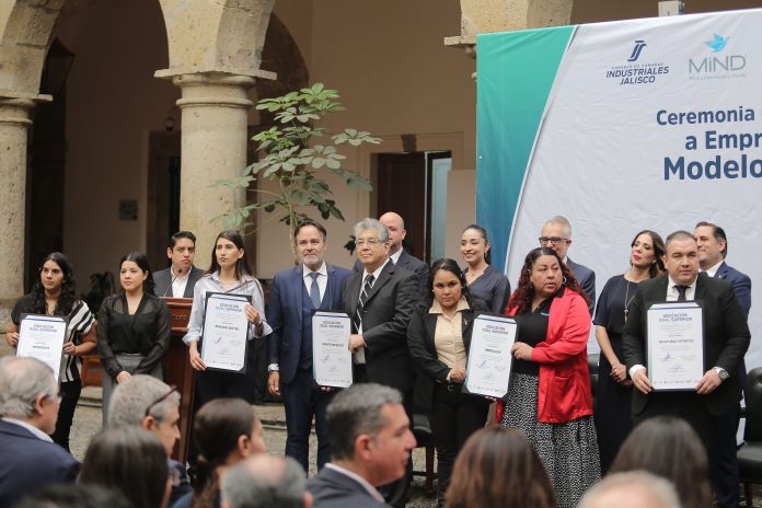 entrega-de-reconocimientos-modelo-de-educacion-dual-_12