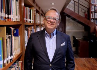 Reconocen a académico y egresado de arquitectura
