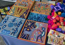 Artistas wixaritari exponen y venden su arte en edificio de Rectoría General