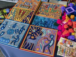 Artistas wixaritari exponen y venden su arte en edificio de Rectoría General