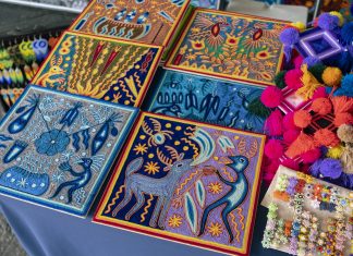 Artistas wixaritari exponen y venden su arte en edificio de Rectoría General