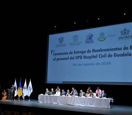 Rectora General entrega nombramientos de base a personal médico, técnico y de servicio del HCG